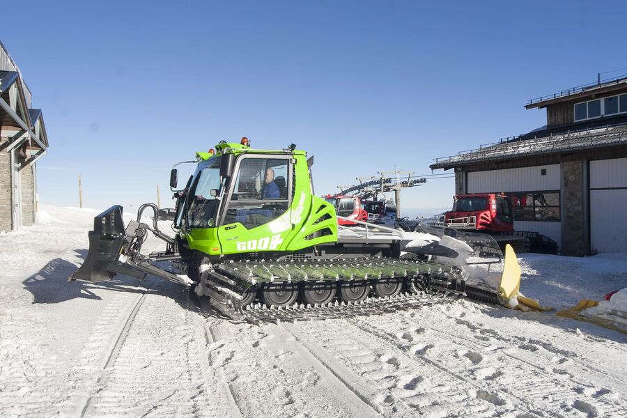 Nueva maquina hibrida en Sierra nevada para las pistas de esquí