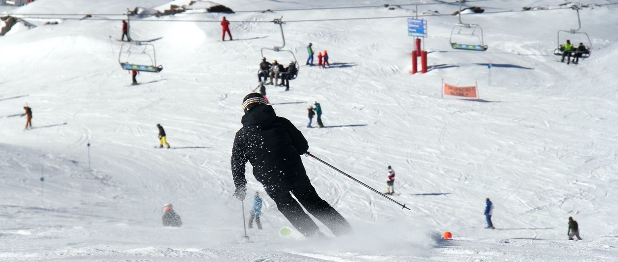 Éxito de esquiadores en Sierra Nevada en su primer fin de semana de temporada