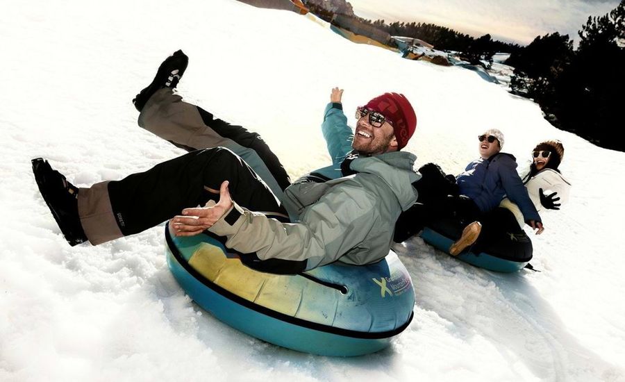 Snowtubing by Dots
