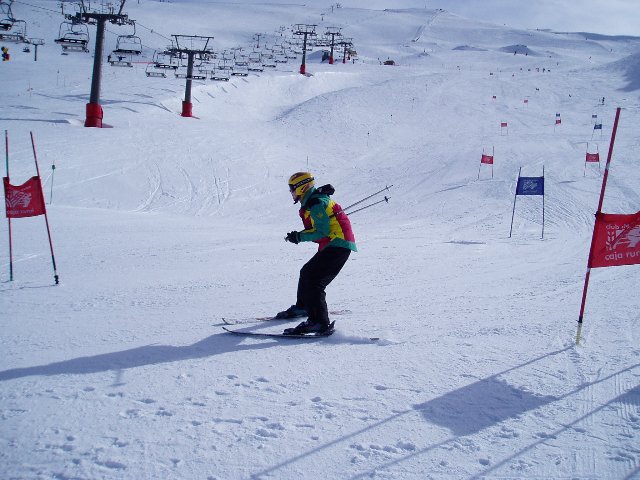 Esquiador discapacitado psíquico bajando un slalom