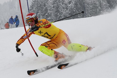 Fotografía de un esquiador de la categoría de pié con la mano derecha amputada en el descenso
