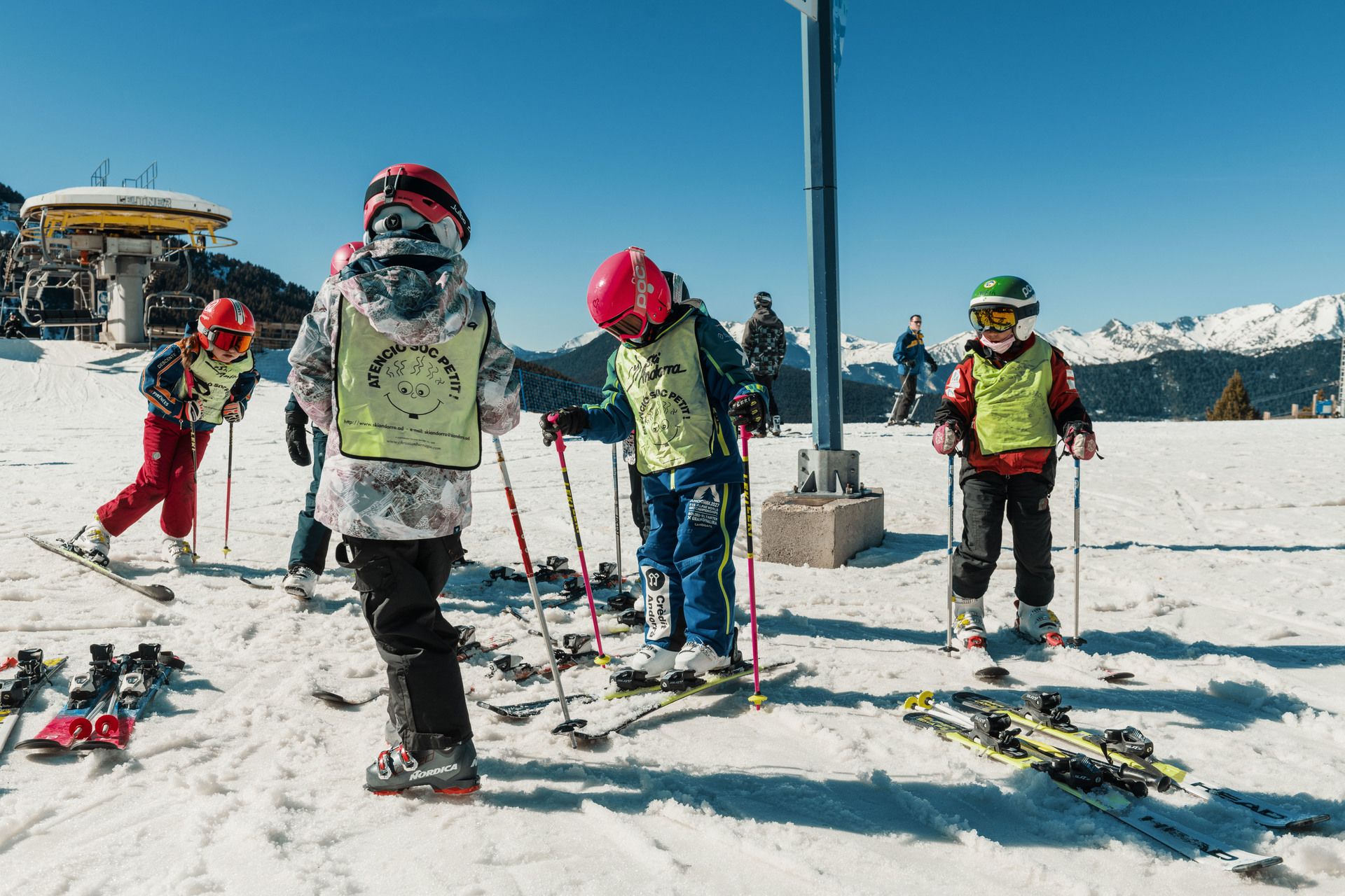 escolares aprendiendo esqui en Grandvalira Andorra