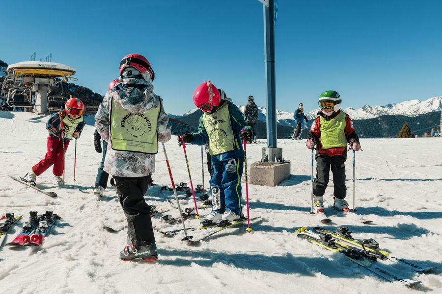 escolares aprendiendo esqui en Grandvalira Andorra
