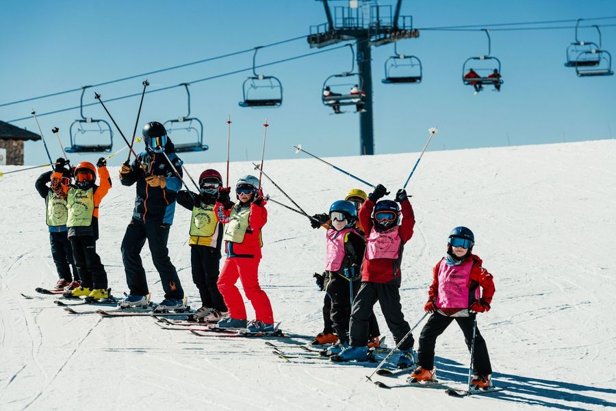 Jóvenes esquiadores en Grandvalira Andorra