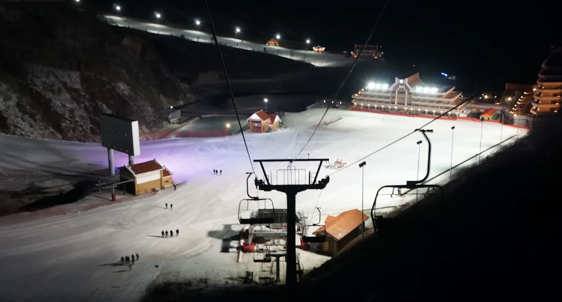 esquiando por la noche en Corea del Norte