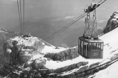 El teleférico del Glacier 3000 cumple su medio siglo de vida