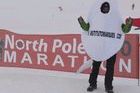 Un español vestido de espermatozoide queda 5º en el Maratón del Polo Norte