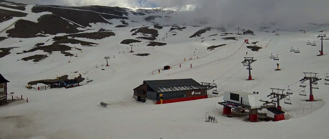 Más nieve permite a Sierra Nevada encarar un buen final de temporada de esquí