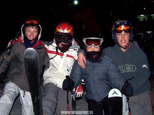 Amigos esquiando de noche