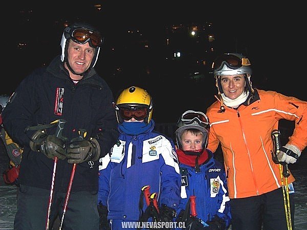 Familia esquiando