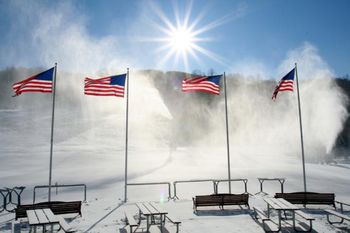 Bandera de Estados Unidos en estación de esquí