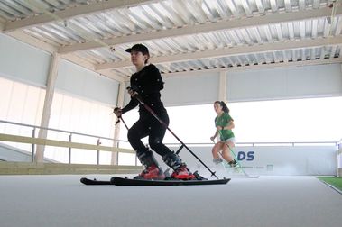 Mejora tu técnica en el simulador de esquí de la Universidad de Granada