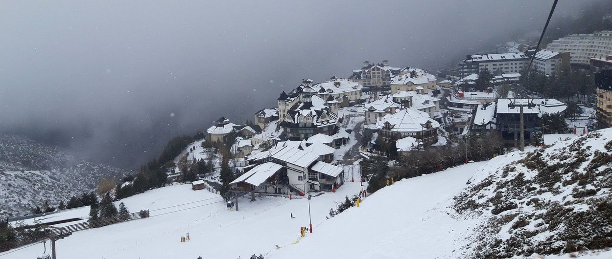 Sierra Nevada inaugura su temporada con 13 kilómetros de esquí
