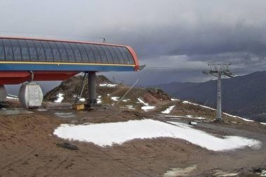 La estación de esquí de Pajares comienza a colgar las cabinas del Cuitu Negru