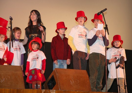 fotografía de los niños beneficiarios de la fundación cantando un villancico con el dúo –Nena Daconte-
