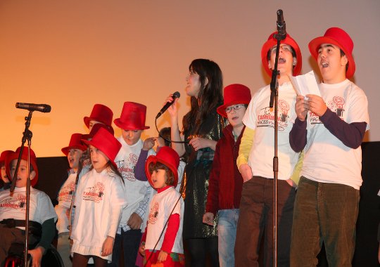 fotografía de los niños beneficiarios de la fundación cantando un villancico con el dúo –Nena Daconte-