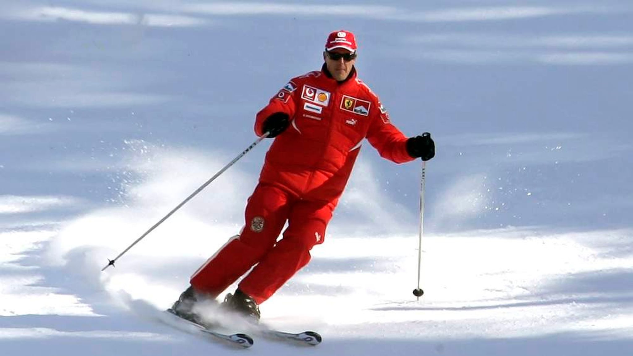 Michael Schumacher esquiando de rojo