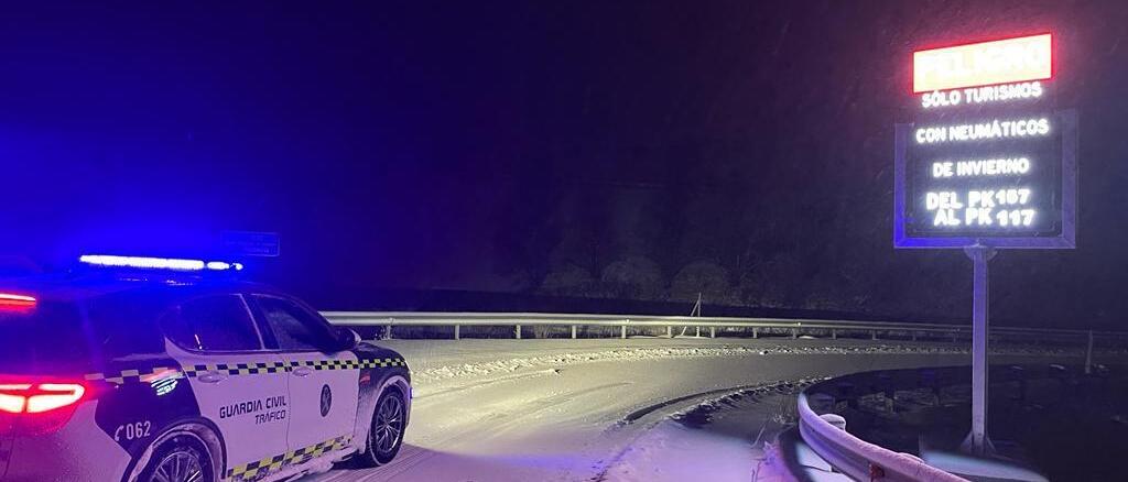La Guardia Civil rescata cientos de coches por las nevadas