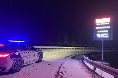 La Guardia Civil rescata cientos de coches por las nevadas