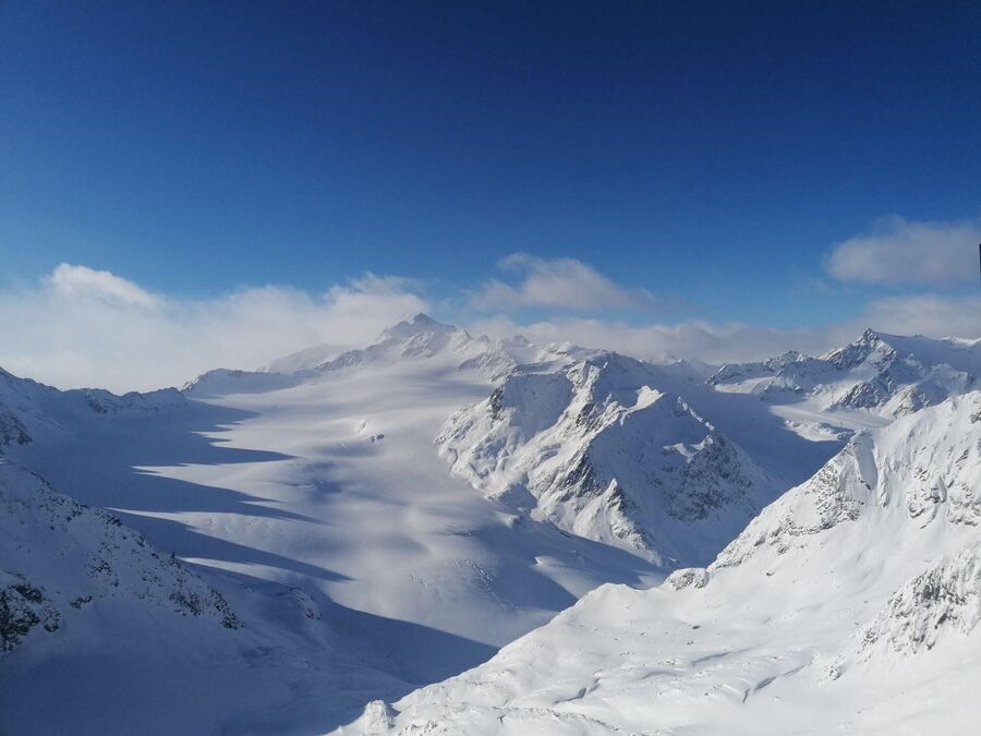 Impresionante panorámica desde el mirador a la salida del Tiefenbachbahn. Al fondo, el Wildspitze, segundo pico más alto de Austria con sus 3.770 metros. En la parte derecha, la estación del Pitztaler Gletscher. Recientemente se ha echado para atrás, por votación popular, el proyecto para unir las dos estaciones.