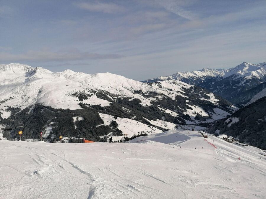 Bajando los 1000 metros de desnivel en la zona de Eggalm. En la parte izquierda, al fondo, las zonas principales de la estación de Mayrhofen.