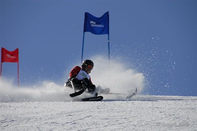 Fotografía de esquiador del equipo santiveri en monoesquí