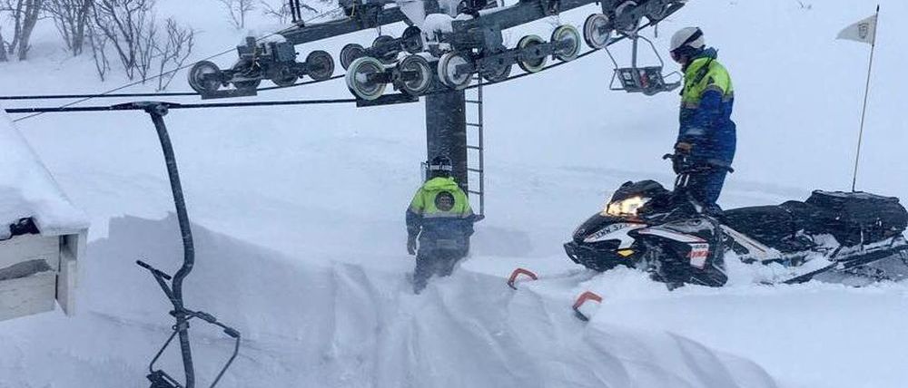Riksgränsen desentierra sus remontes para poder abrir su temporada de esquí