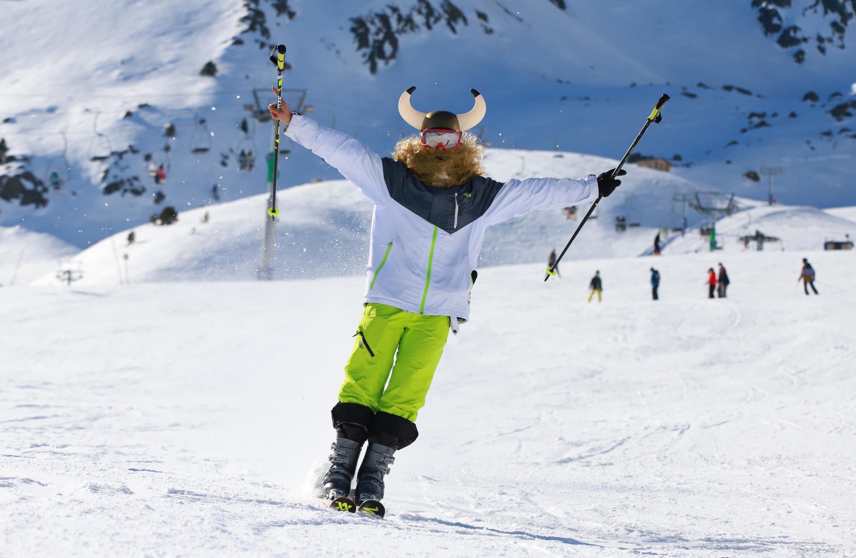 Esquiador disfrazado en pistas de esquí