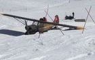 Una avioneta aterriza en una pista de esquí de Verbier