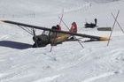 Una avioneta aterriza en una pista de esquí de Verbier