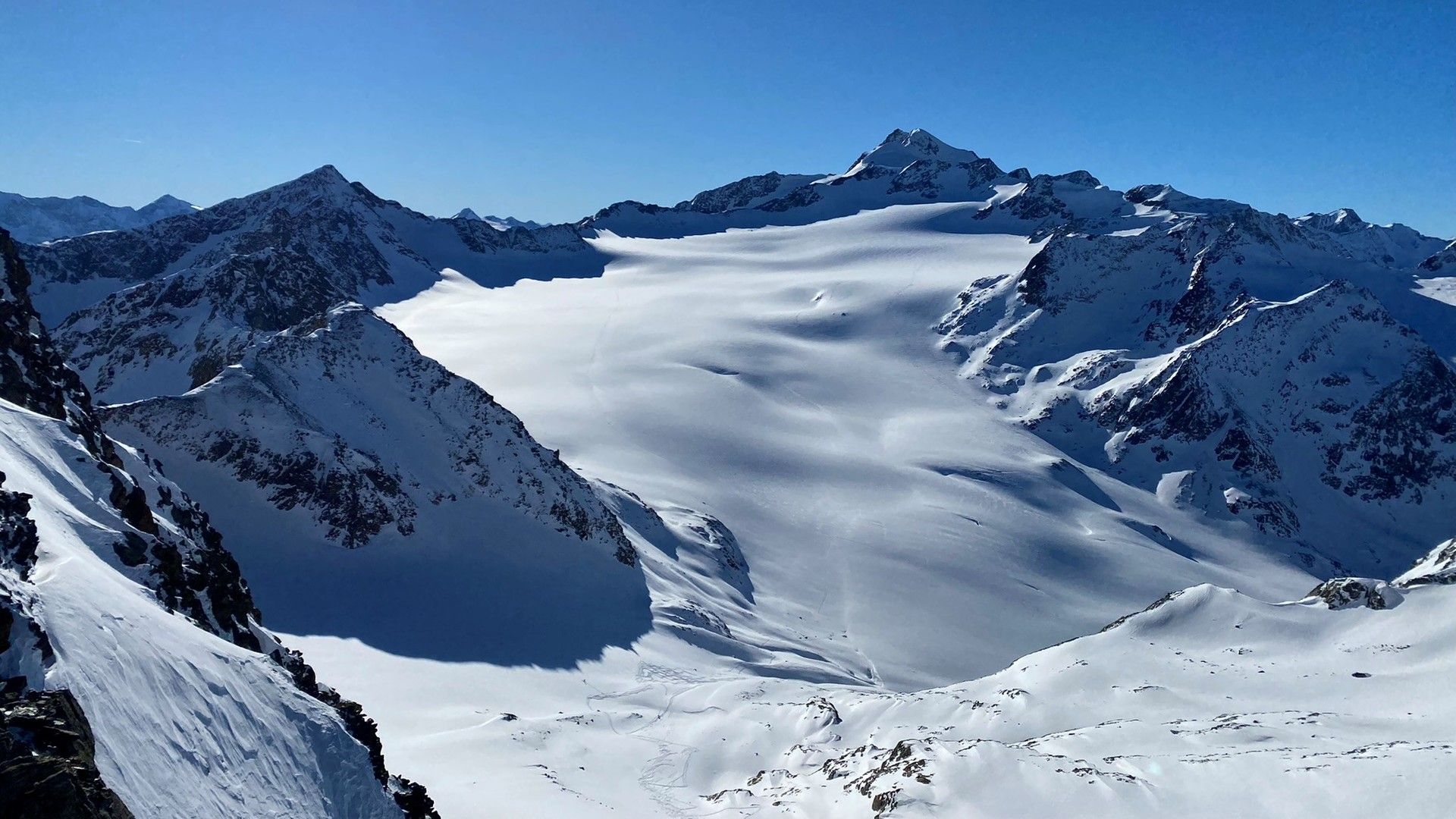 Panorama en Tiefenbachkogl, dominado por el imponente Wildspitze, pico más alto de la región del Tirol, con su inmenso glaciar a sus pies. 