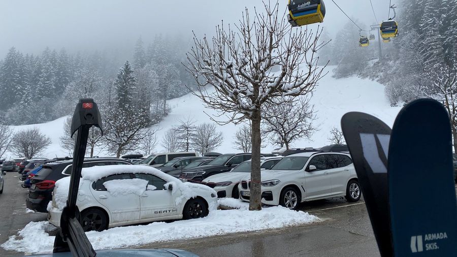 Al llegar al parking de Hörberg no las tenía todas de que el tiempo fuera a ser mejor que el del día anterior. Mucha nieve, sí, pero poca visibilidad, igual que durante el camino de ida.