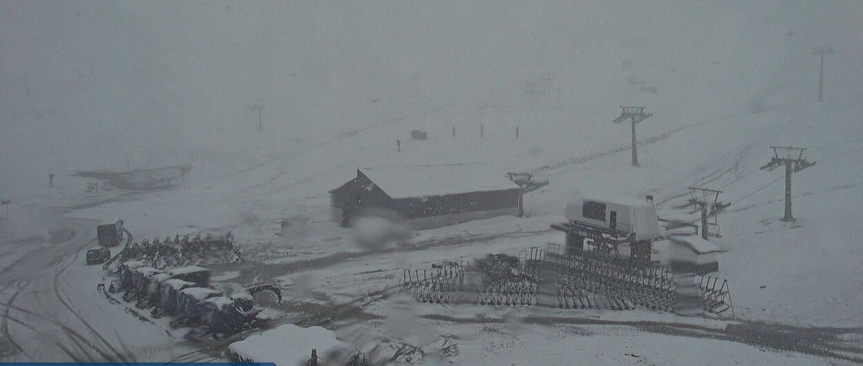 Vuelve a nevar en la estación de esquí de Sierra Nevada
