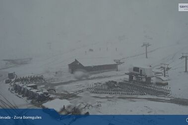 Vuelve a nevar en la estación de esquí de Sierra Nevada