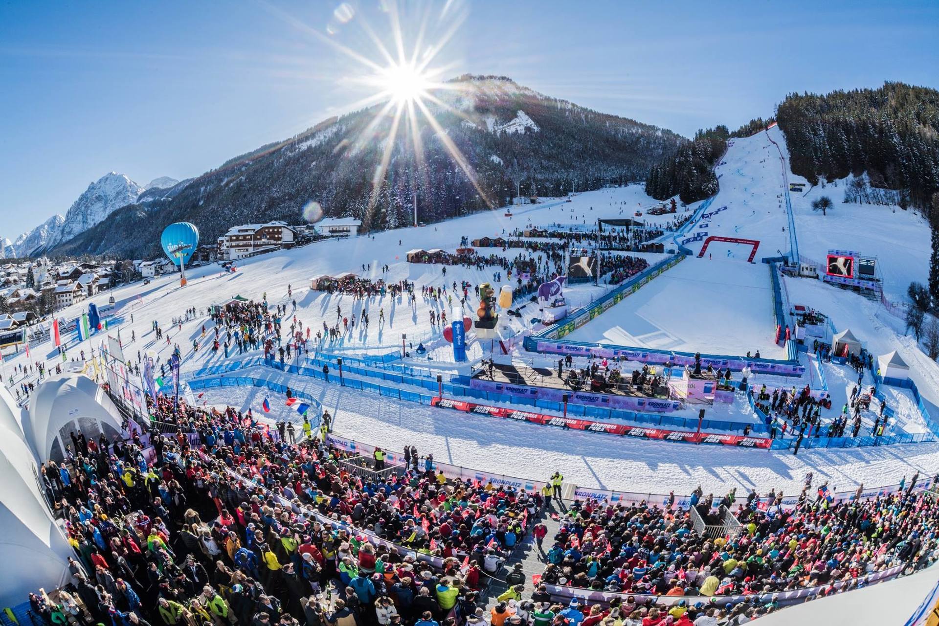 Zona de meta de la World Ski Cup en los Alpes