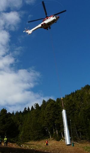 Helicóptero colocando pilonas en Masella