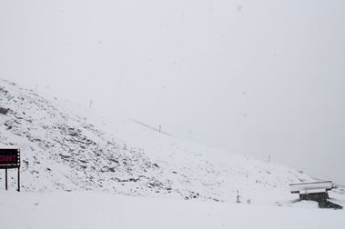 Sierra Nevada recibe su primera nevada intensa del otoño