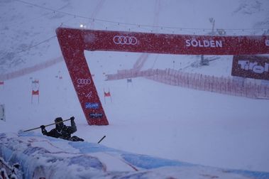 Una nevada cancela el Gigante de esquí femenino en Soelden