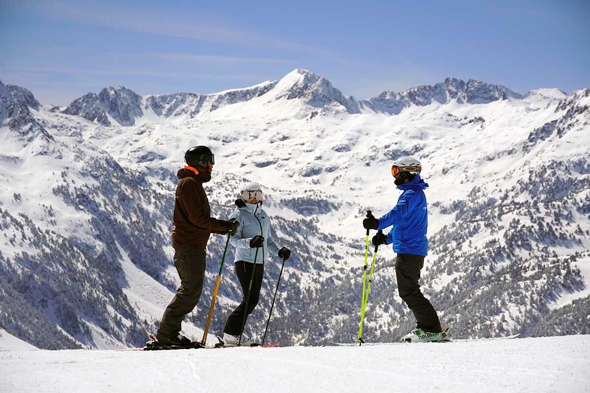 Tres esquiadores en Baqueira (Foto: IST)