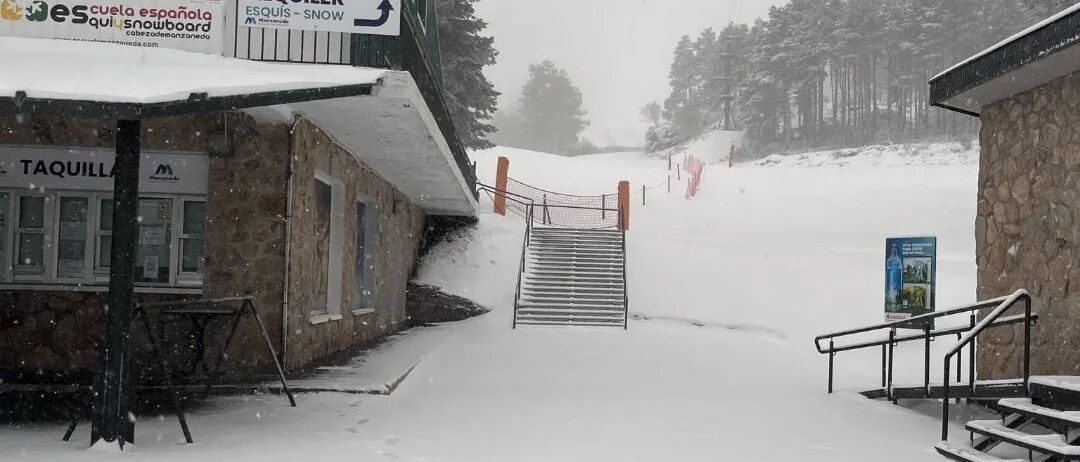 Una nevada vuelve a poner en marcha la temporada de esquí en Manzaneda