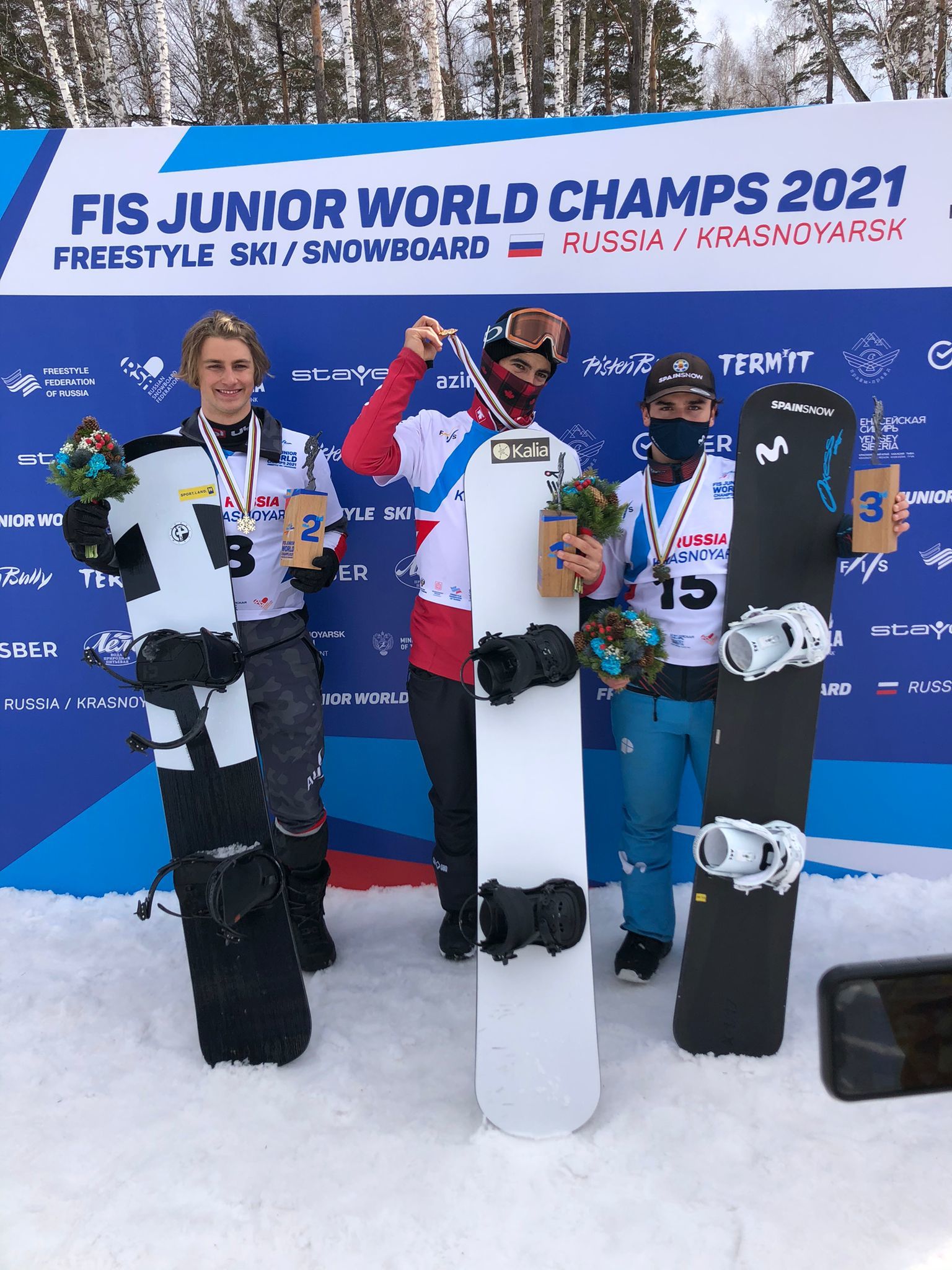 podio español en mundial snowboard junior