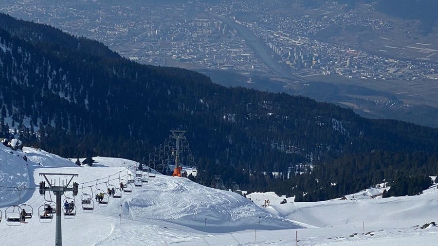 Esquiar con tu ciudad de fondo. Bonitas vistas de Innsbruck en la lejanía. Lástima que no esté todo de blanco…