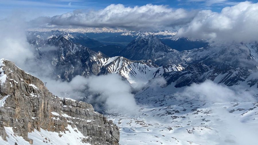 Las vistas desde la cumbre son increíbles. En la imagen, en valle del fondo es donde queda Innsbruck. Se aprecian las estaciones de Patscherkofel, Muttereralm, Oberperfuss y Seefeld.