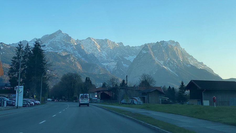Ya en Garmisch, después de hacer toda la ruta por el norte, llegamos que ya se ponía el sol. Imponente Zugspitze con el pueblo a sus pies.
