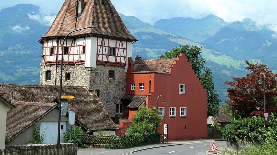 La famosa RedHouse de camino al castillo del príncipe, en Vaduz.