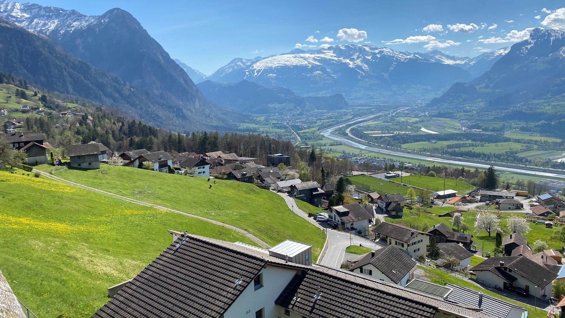 El país en si es muy bonito, vistas desde un mirador en Triesenberg. Lo que hay al otro lado de la autopista ya es Suiza y detrás de las montañas de la izquierda es Austria.
