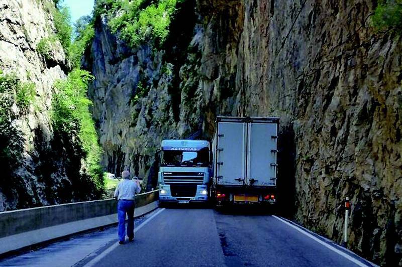 Cruce de camiones en el Congosto de Ventamillo
