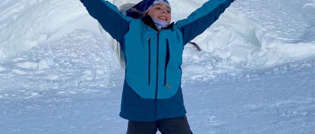 La niña más joven que ha esquiado en los siete continentes