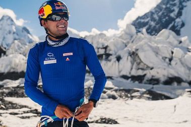 Andzrej Bargiel es el primer hombre en bajar esquiando el K2