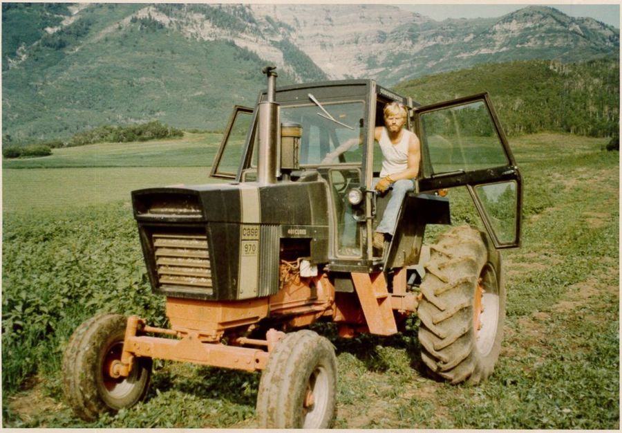 Robert Redford en su tractor en Utah